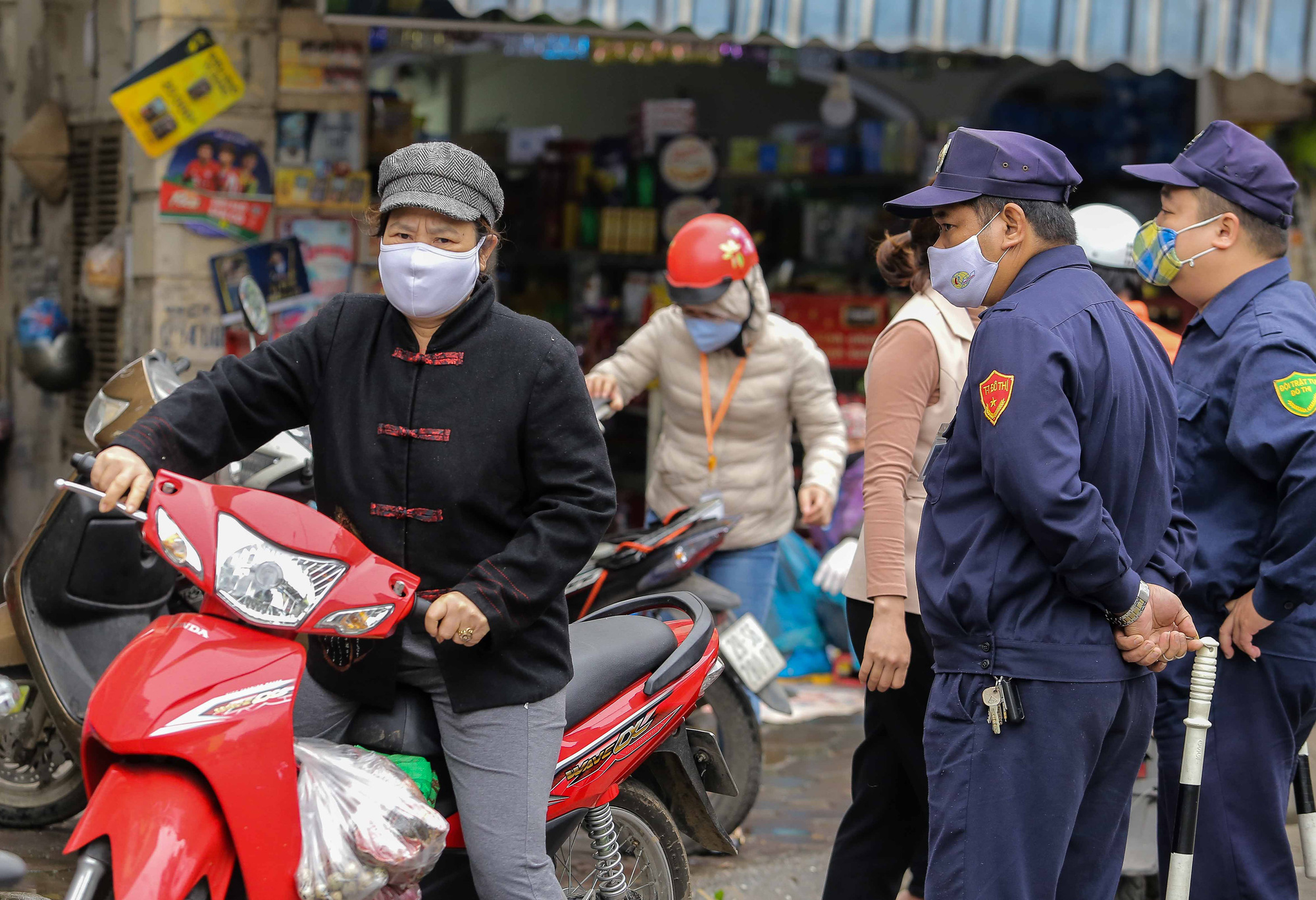 H&agrave; Nội ng&agrave;y đầu thực hiện c&aacute;ch ly to&agrave;n x&atilde; hội để ph&ograve;ng, chống đại dịch Covid-19 - Ảnh 5.