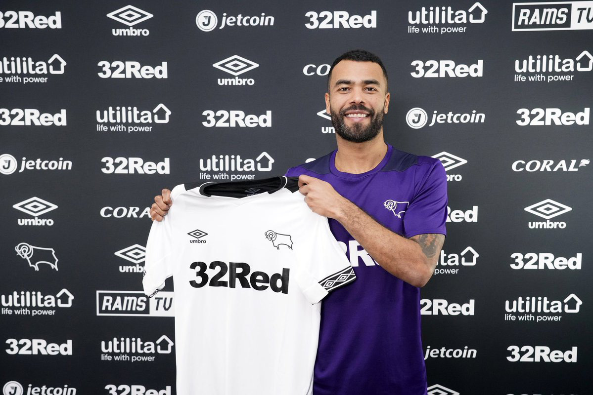 Ngôi sao Ashley Cole bị cướp tấn công ngay tại nhà