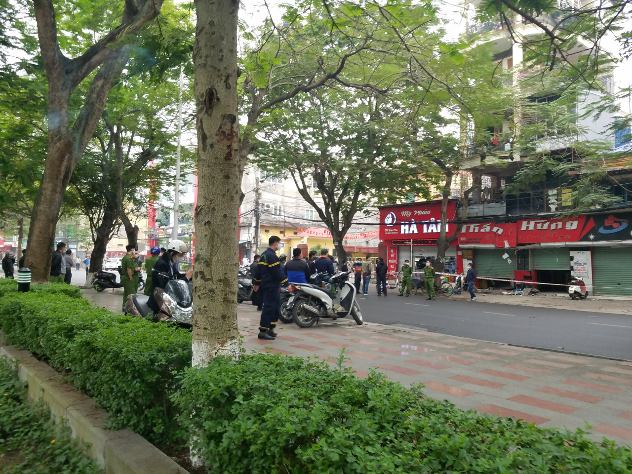 Nghi nổ b&igrave;nh &ocirc;xy tại cơ sở sang chiết &ocirc;xy y tế, 2 người bị thương nặng - Ảnh 3.