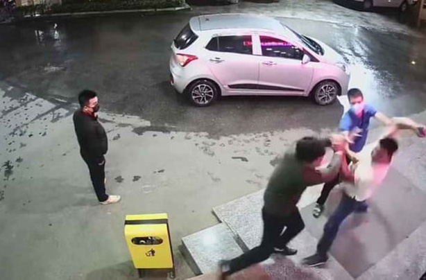 Người hành hung bảo vệ bệnh viện khi được nhắc đeo khẩu trang khai gì?