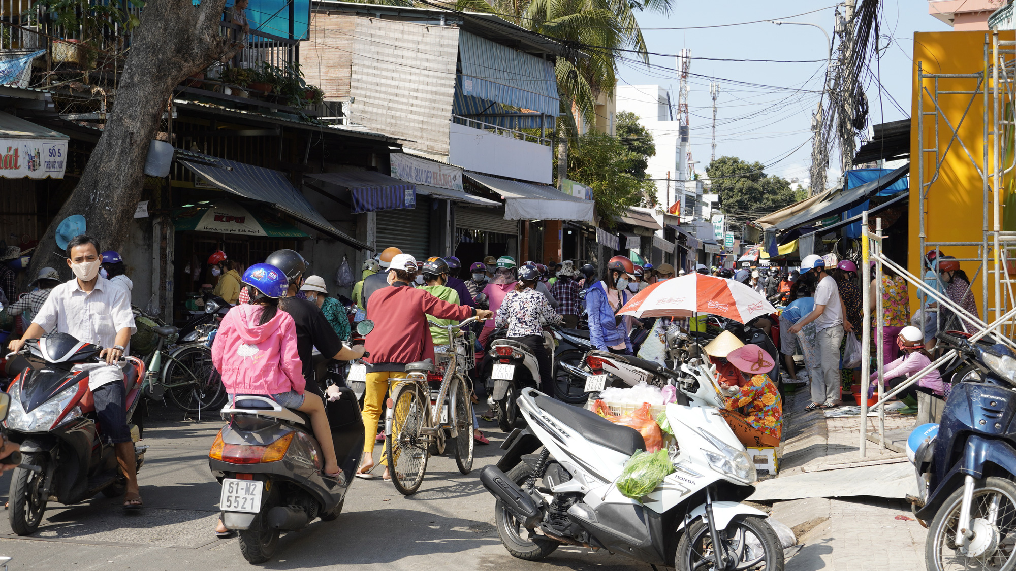 Thực hiện Chỉ thị cách ly toàn xã hội, nhiều khu chợ, đường phố lớn vắng người - Ảnh 13.