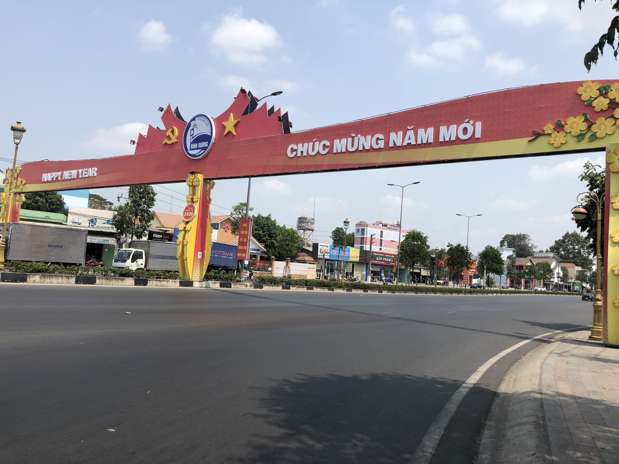 Thực hiện Chỉ thị cách ly toàn xã hội, nhiều khu chợ, đường phố lớn vắng người - Ảnh 7.