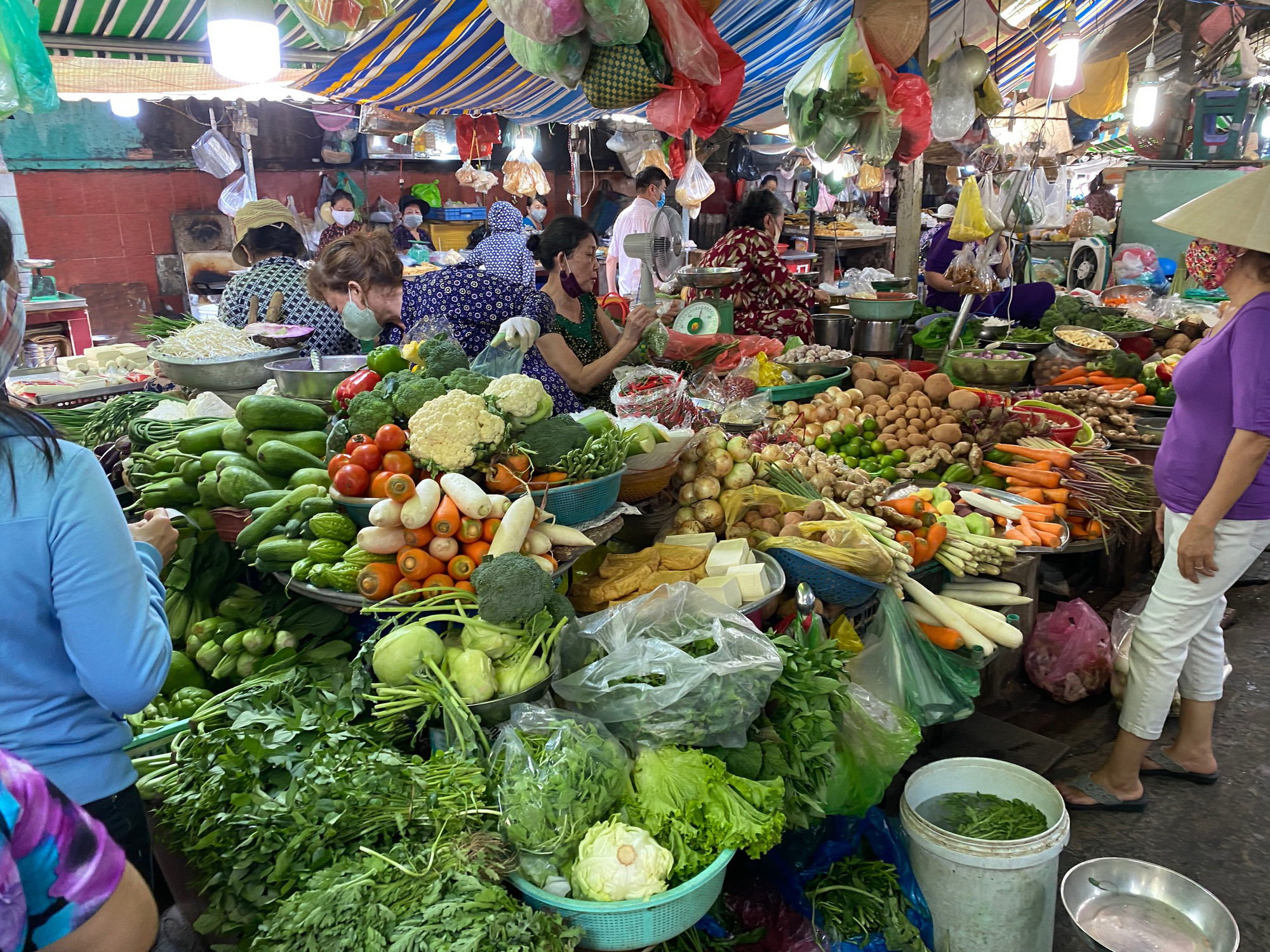TP HCM: Chợ, siêu thị vắng hoe trong ngày đầu cách ly toàn xã hội - Ảnh 3.