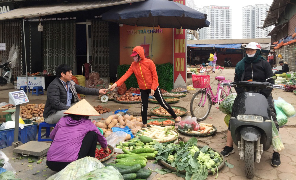 Hàng hoá đầy chợ, siêu thị trong ngày đầu cách ly toàn xã hội