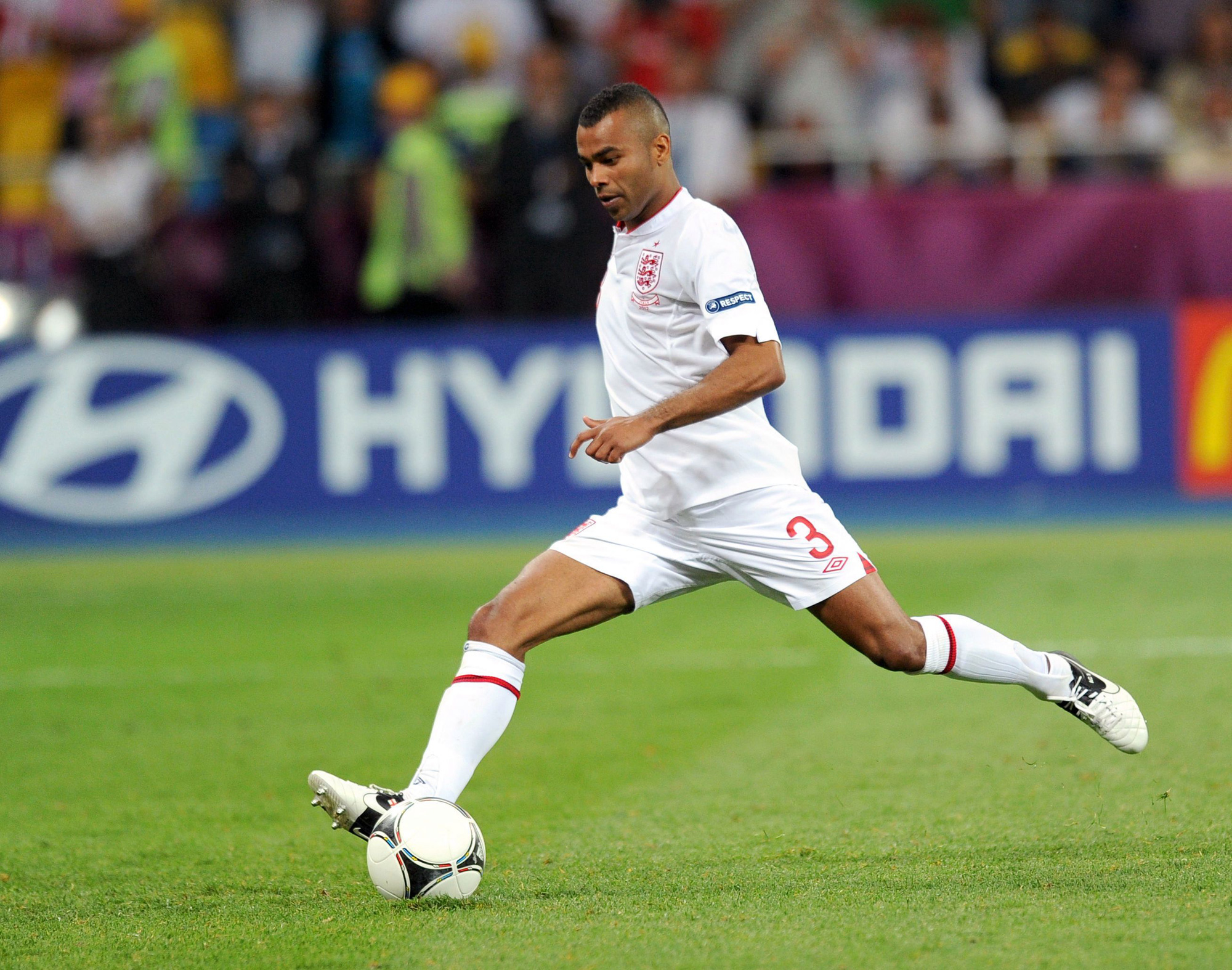 Ngôi sao Ashley Cole bị cướp tấn công ngay tại nhà - Ảnh 1.