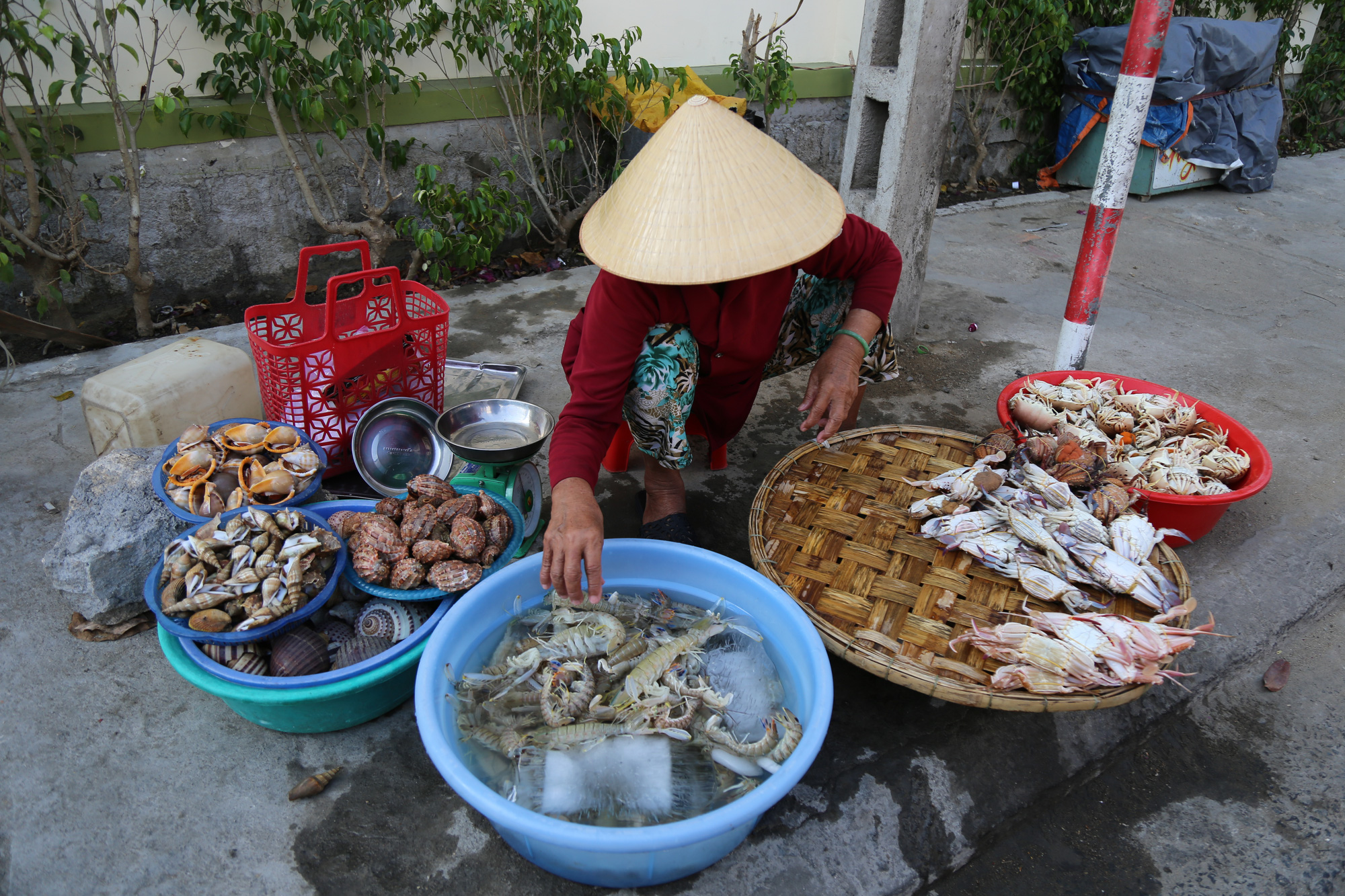 Đường phố thưa thớt người qua lại trong ngày đầu cách ly toàn xã hội - Ảnh 7.