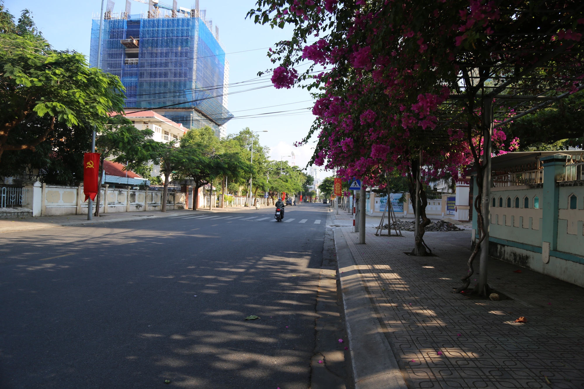 Đường phố thưa thớt người qua lại trong ngày đầu cách ly toàn xã hội - Ảnh 11.