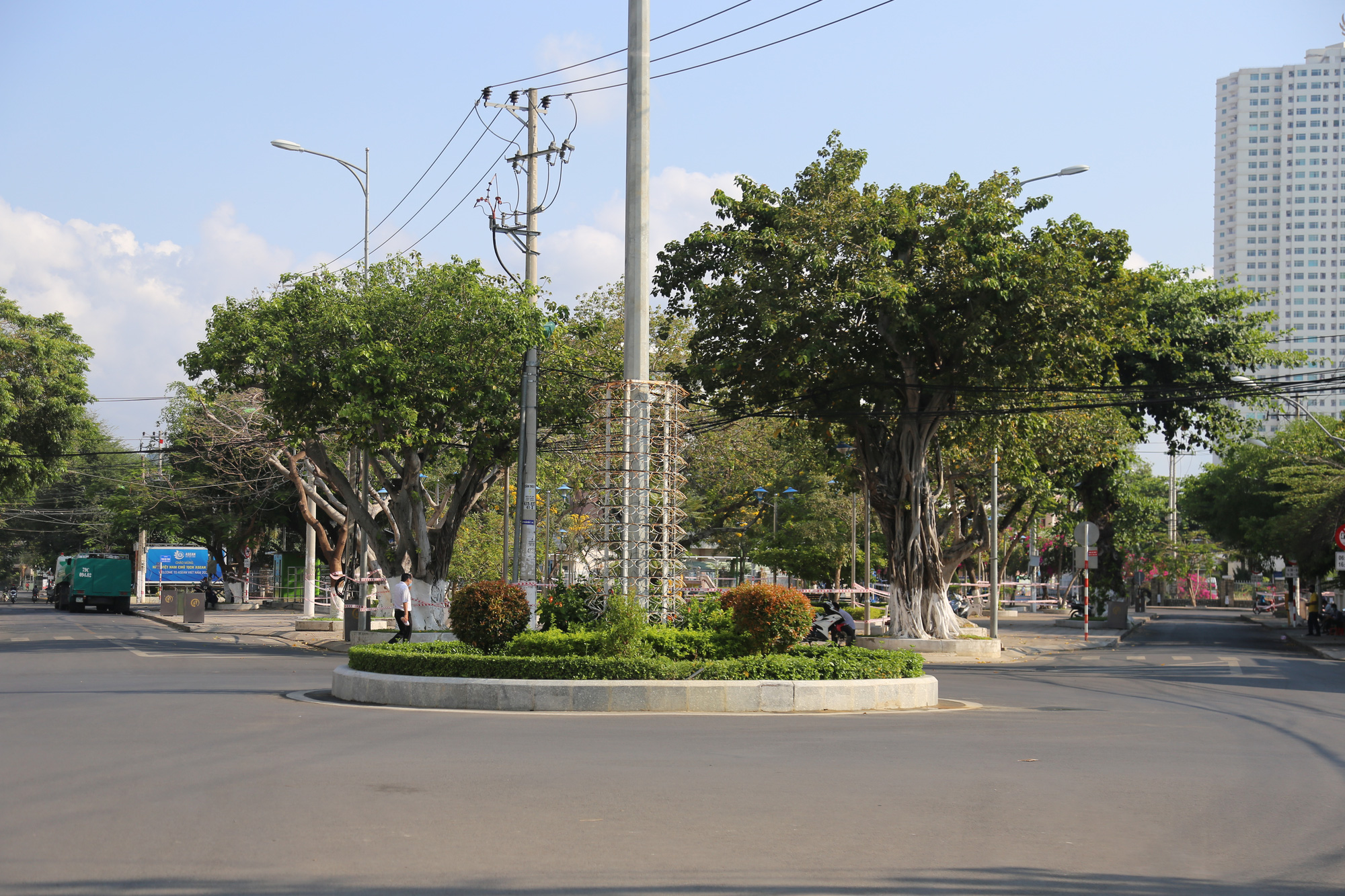 Đường phố thưa thớt người qua lại trong ngày đầu cách ly toàn xã hội - Ảnh 10.