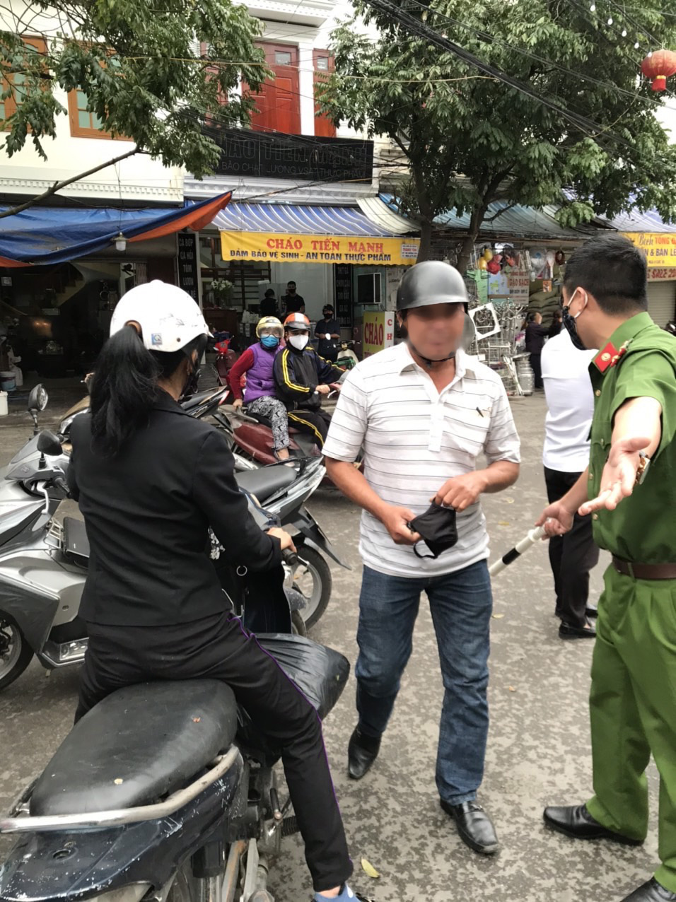Xử phạt 44 trường hợp kh&ocirc;ng đeo khẩu trang nơi c&ocirc;ng cộng - Ảnh 1.