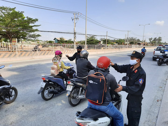 Thực hiện Chỉ thị cách ly toàn xã hội, nhiều khu chợ, đường phố lớn vắng người - Ảnh 9.