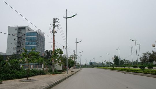 Đường phố thưa thớt người qua lại trong ngày đầu cách ly toàn xã hội - Ảnh 14.