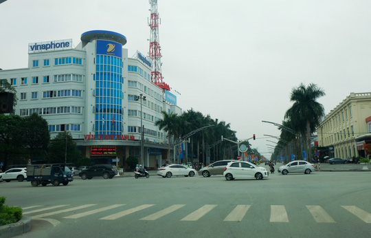 Đường phố thưa thớt người qua lại trong ngày đầu cách ly toàn xã hội - Ảnh 15.