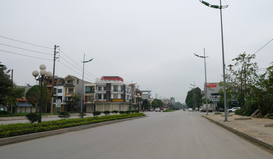 Đường phố thưa thớt người qua lại trong ngày đầu cách ly toàn xã hội - Ảnh 18.