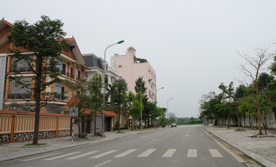 Đường phố thưa thớt người qua lại trong ngày đầu cách ly toàn xã hội - Ảnh 20.