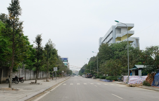 Đường phố thưa thớt người qua lại trong ngày đầu cách ly toàn xã hội - Ảnh 21.