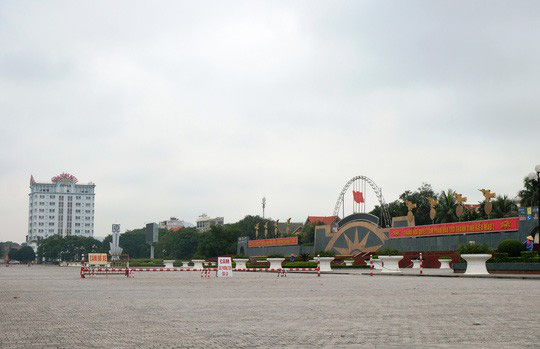 Đường phố thưa thớt người qua lại trong ngày đầu cách ly toàn xã hội - Ảnh 23.