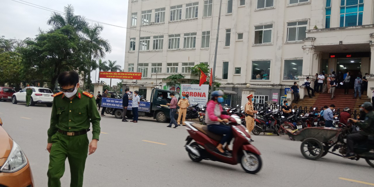 Hải Phòng: Các chủ phương tiện vận tải ùn ùn kéo đến xin giấy đi ngoại tỉnh - Ảnh 3.