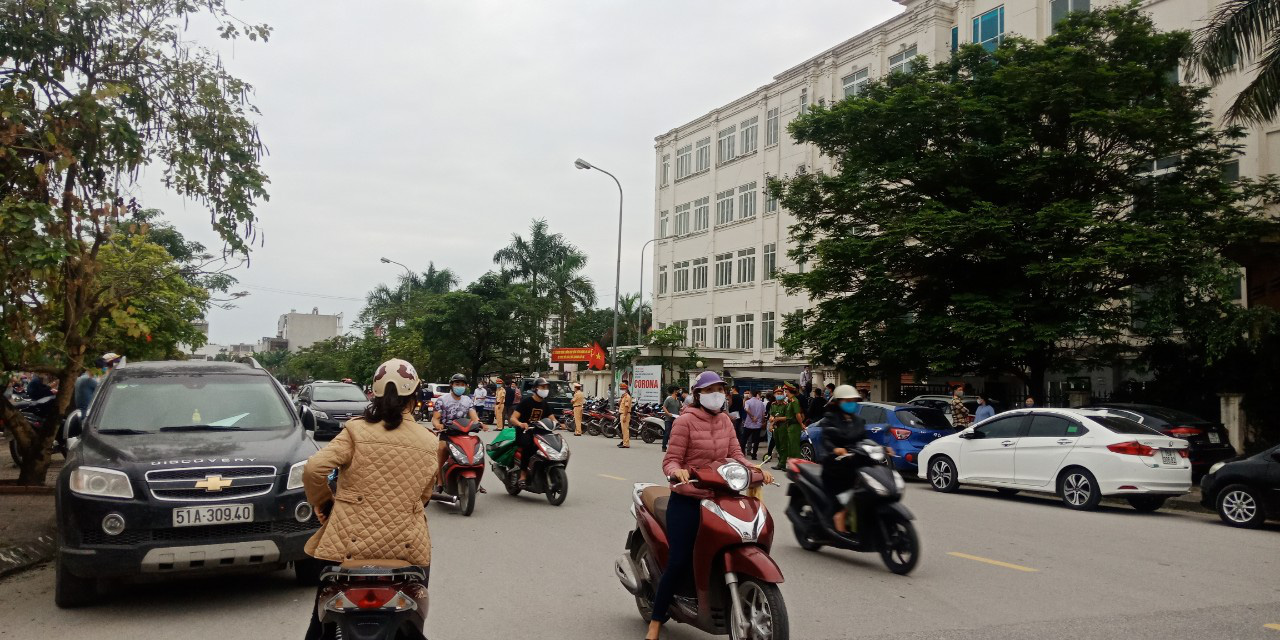 Hải Phòng: Các chủ phương tiện vận tải ùn ùn kéo đến xin giấy đi ngoại tỉnh - Ảnh 4.