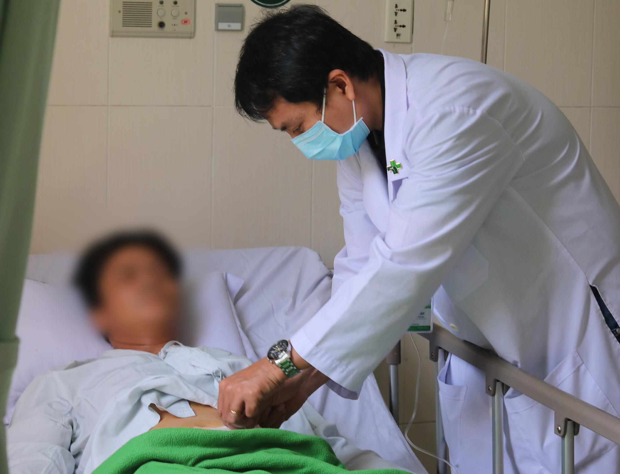 Người đàn ông bị vỡ bàng quang suýt chết do cố nhịn tiểu khi nhậu