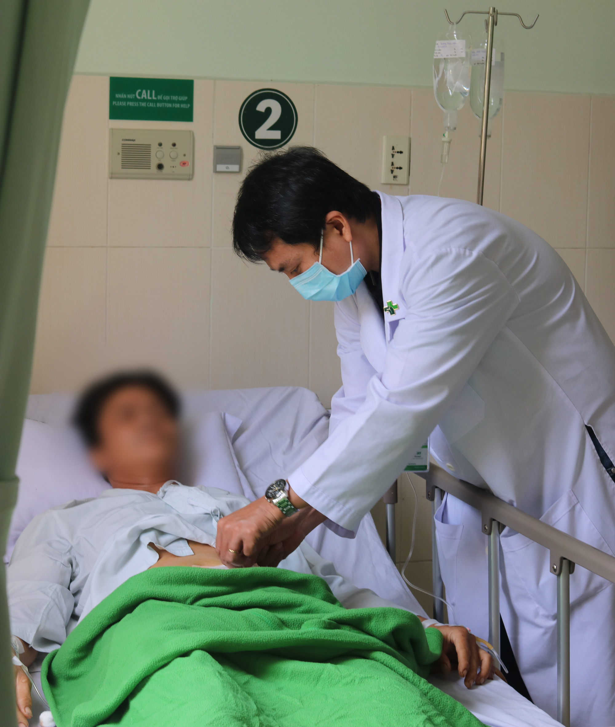 Người đàn ông bị vỡ bàng quang suýt chết do cố nhịn tiểu khi nhậu - Ảnh 1.