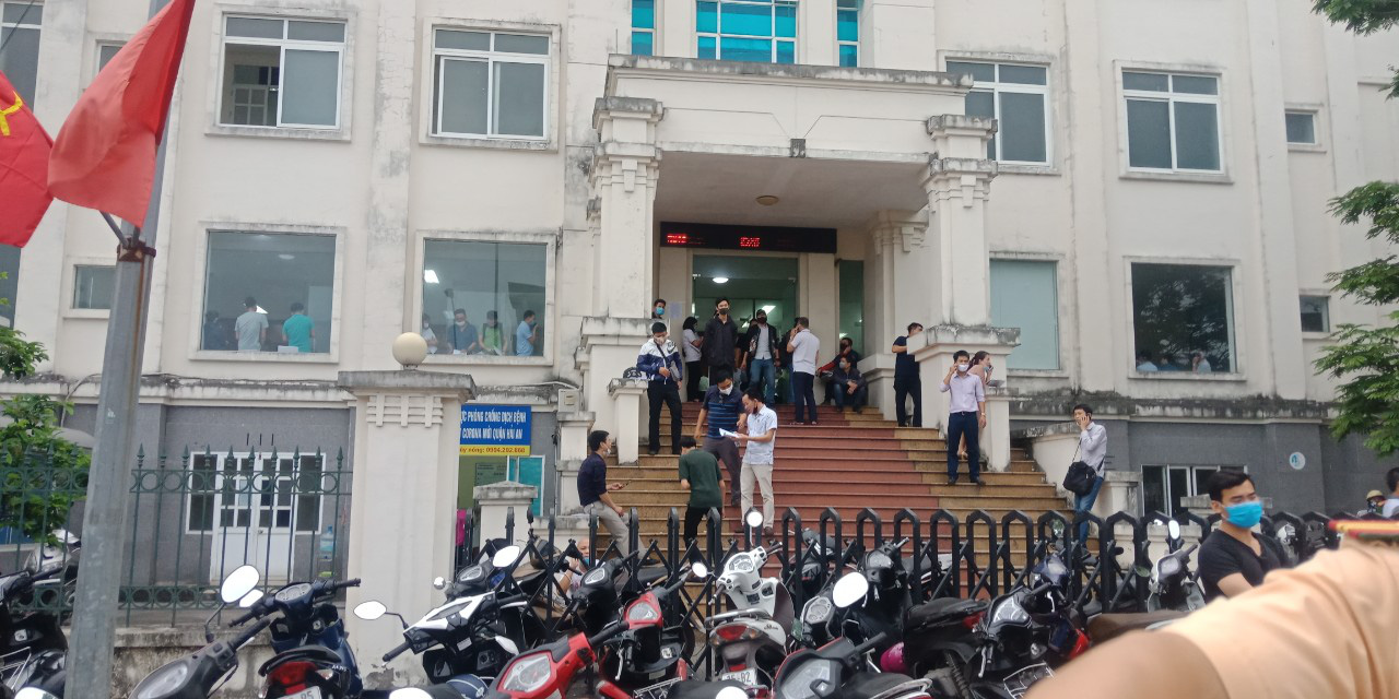 Hải Phòng: Các chủ phương tiện vận tải ùn ùn kéo đến xin giấy đi ngoại tỉnh - Ảnh 2.