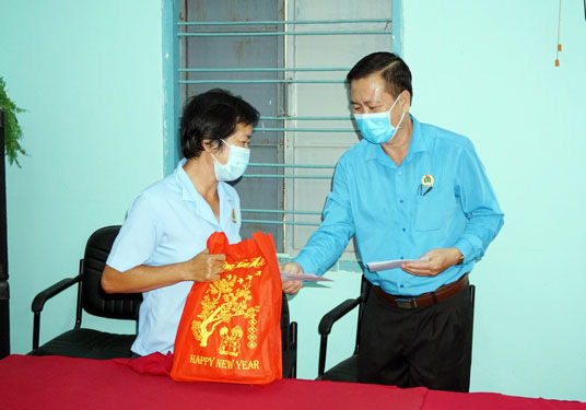 Tặng quà cho đoàn viên - lao động bị giảm thu nhập