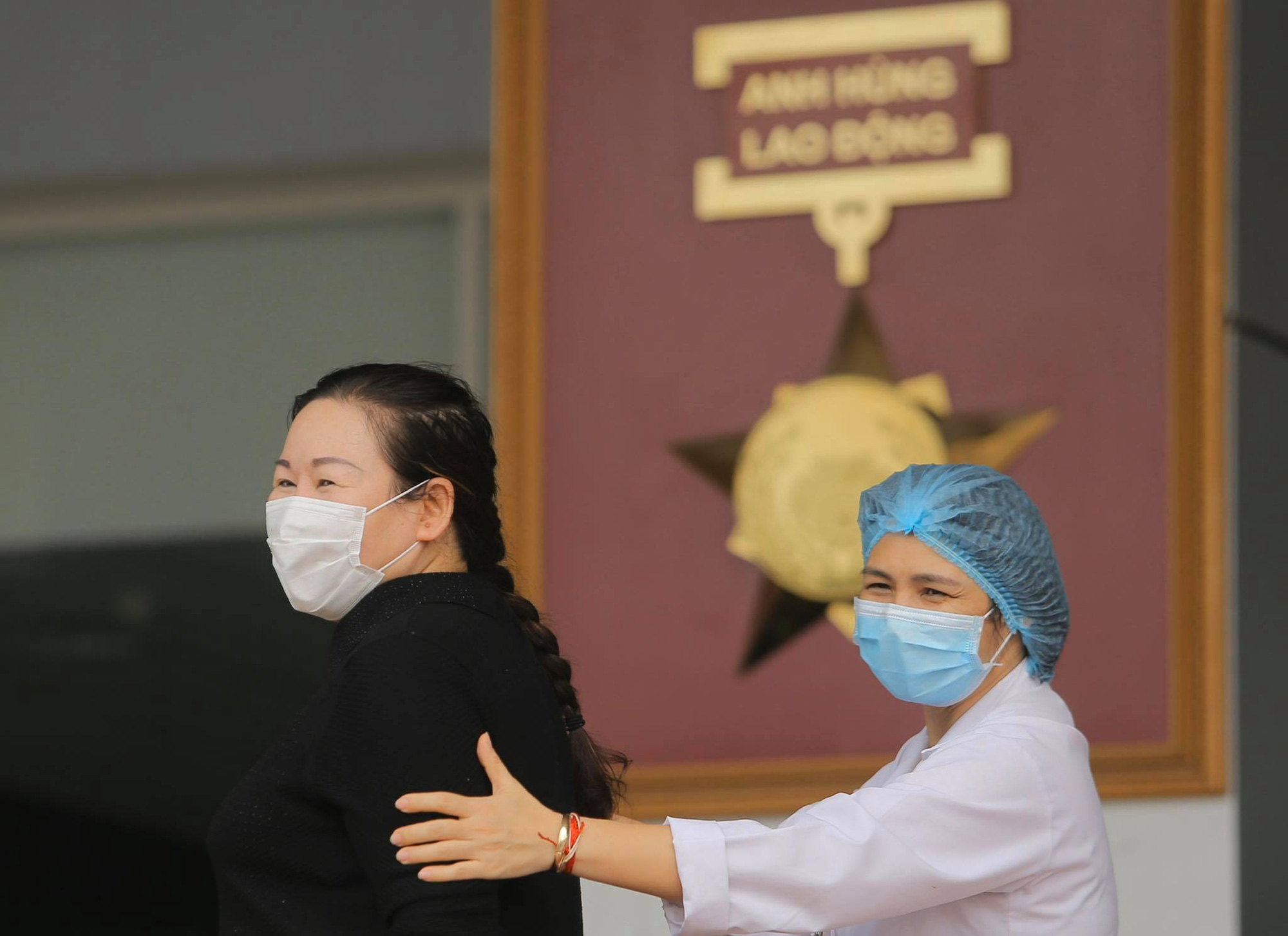 Nữ điều dưỡng Bệnh viện Bạch Mai cùng 8 bệnh nhân Covid-19 được công bố khỏi bệnh - Ảnh 14.