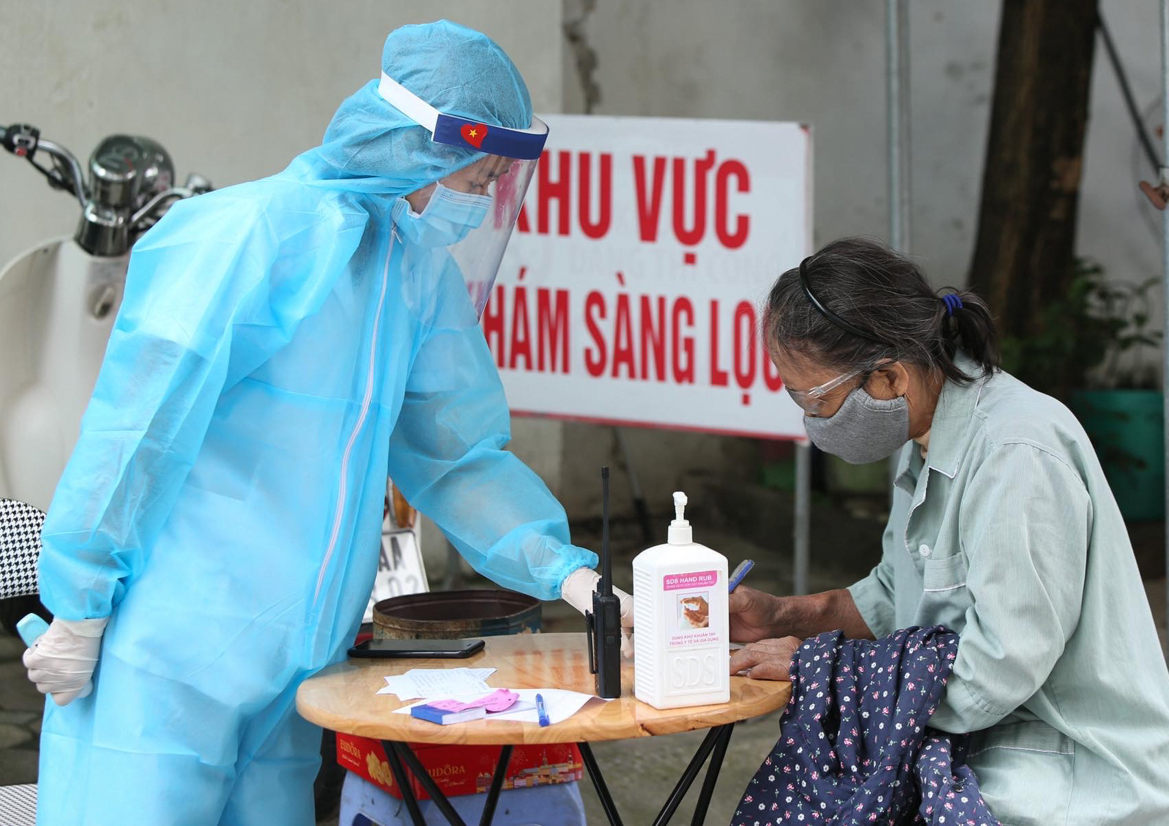 Xét nghiệm toàn bộ y bác sĩ, bệnh nhân Bệnh viện thận Hà Nội liên quan đến ca Covid-19 số 254 - Ảnh 5.