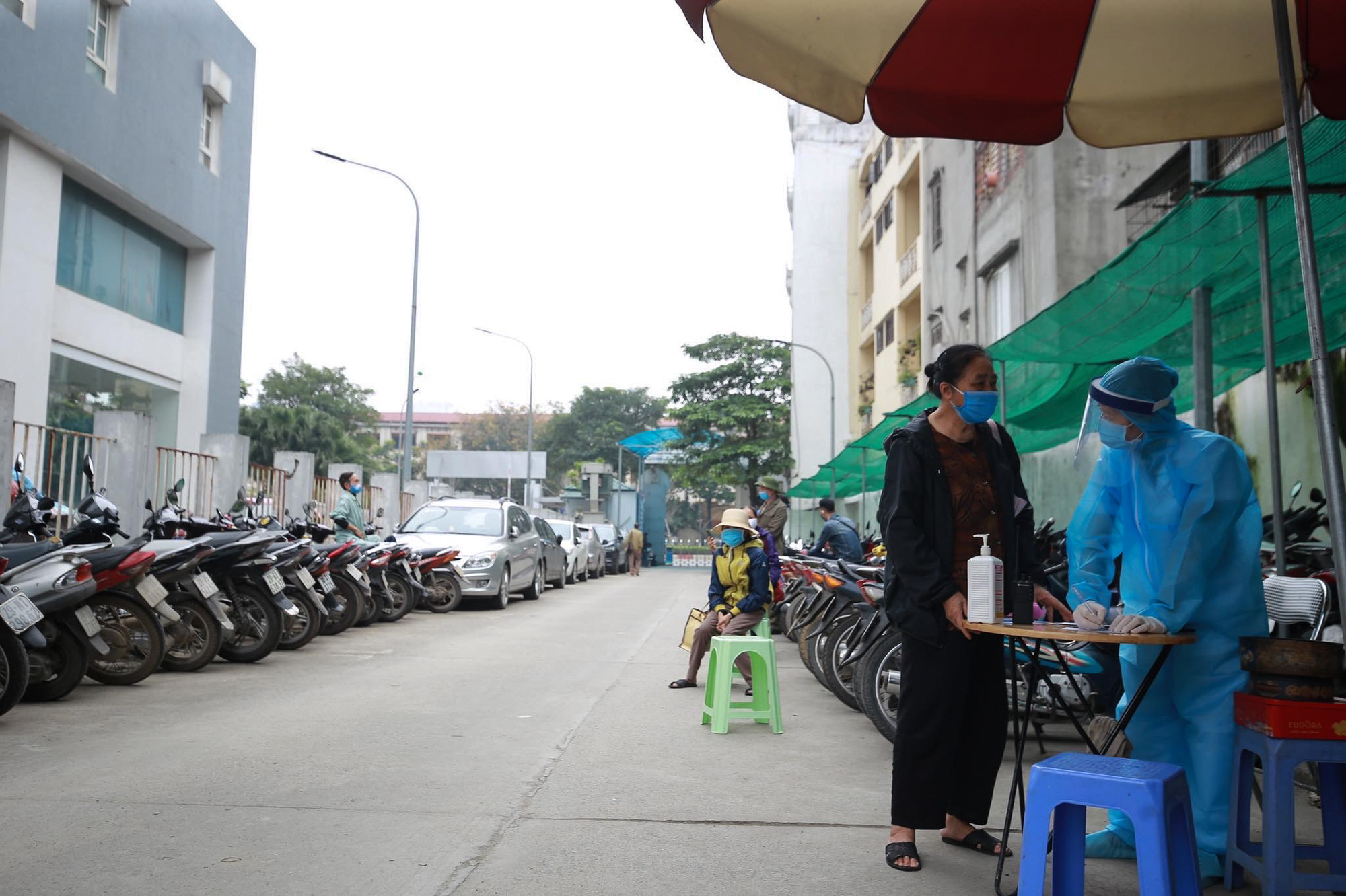 Xét nghiệm toàn bộ y bác sĩ, bệnh nhân Bệnh viện thận Hà Nội liên quan đến ca Covid-19 số 254 - Ảnh 4.