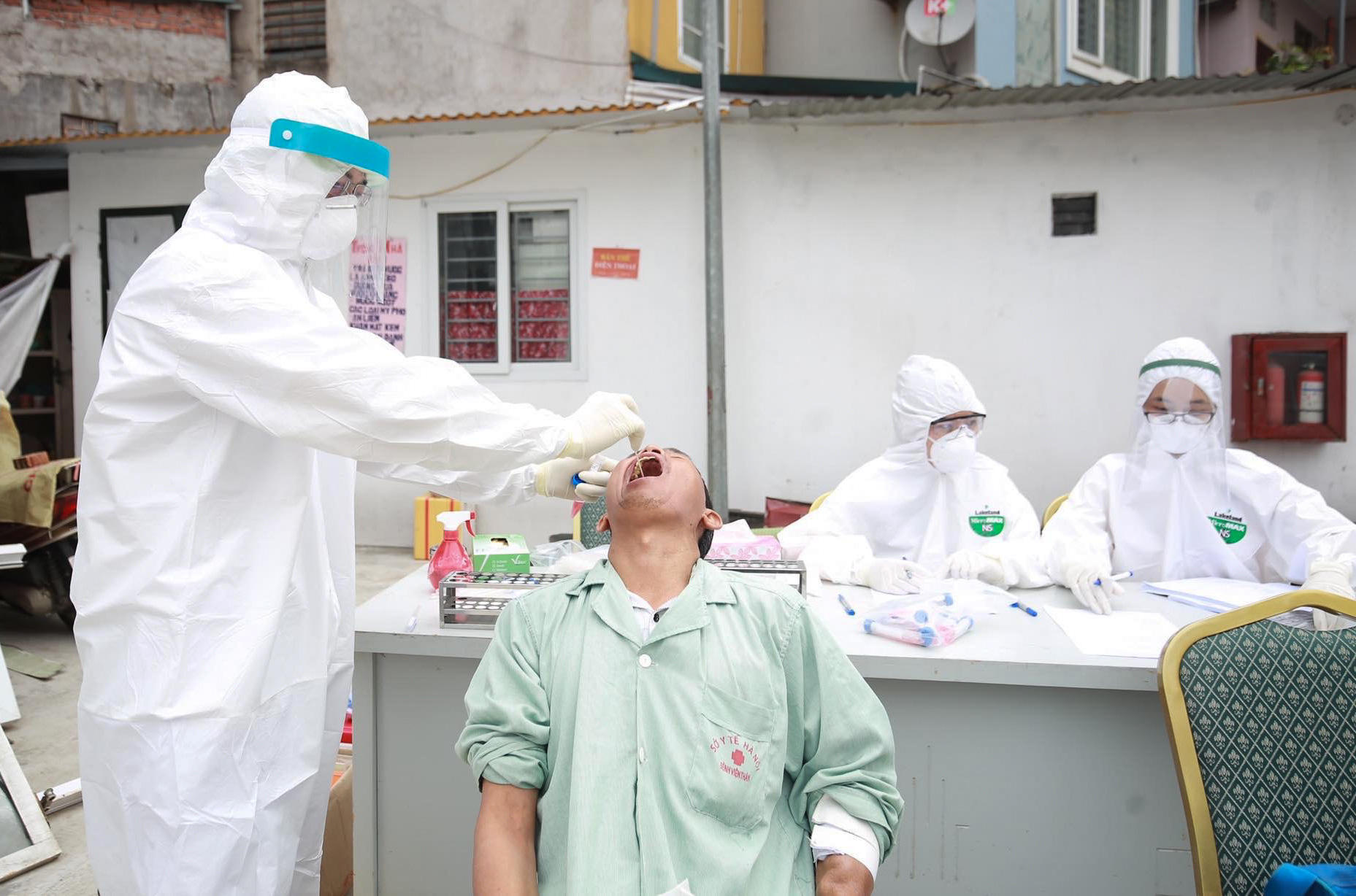 Xét nghiệm toàn bộ y bác sĩ, bệnh nhân Bệnh viện thận Hà Nội liên quan đến ca Covid-19 số 254 - Ảnh 9.