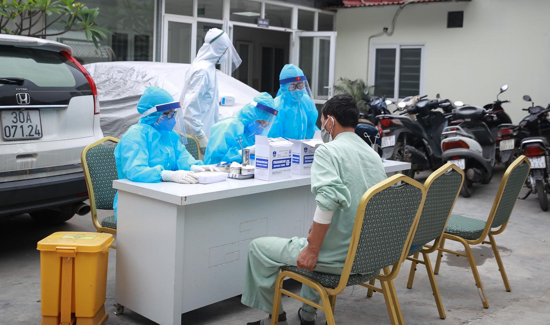 Xét nghiệm toàn bộ y bác sĩ, bệnh nhân Bệnh viện thận Hà Nội liên quan đến ca Covid-19 số 254 - Ảnh 11.