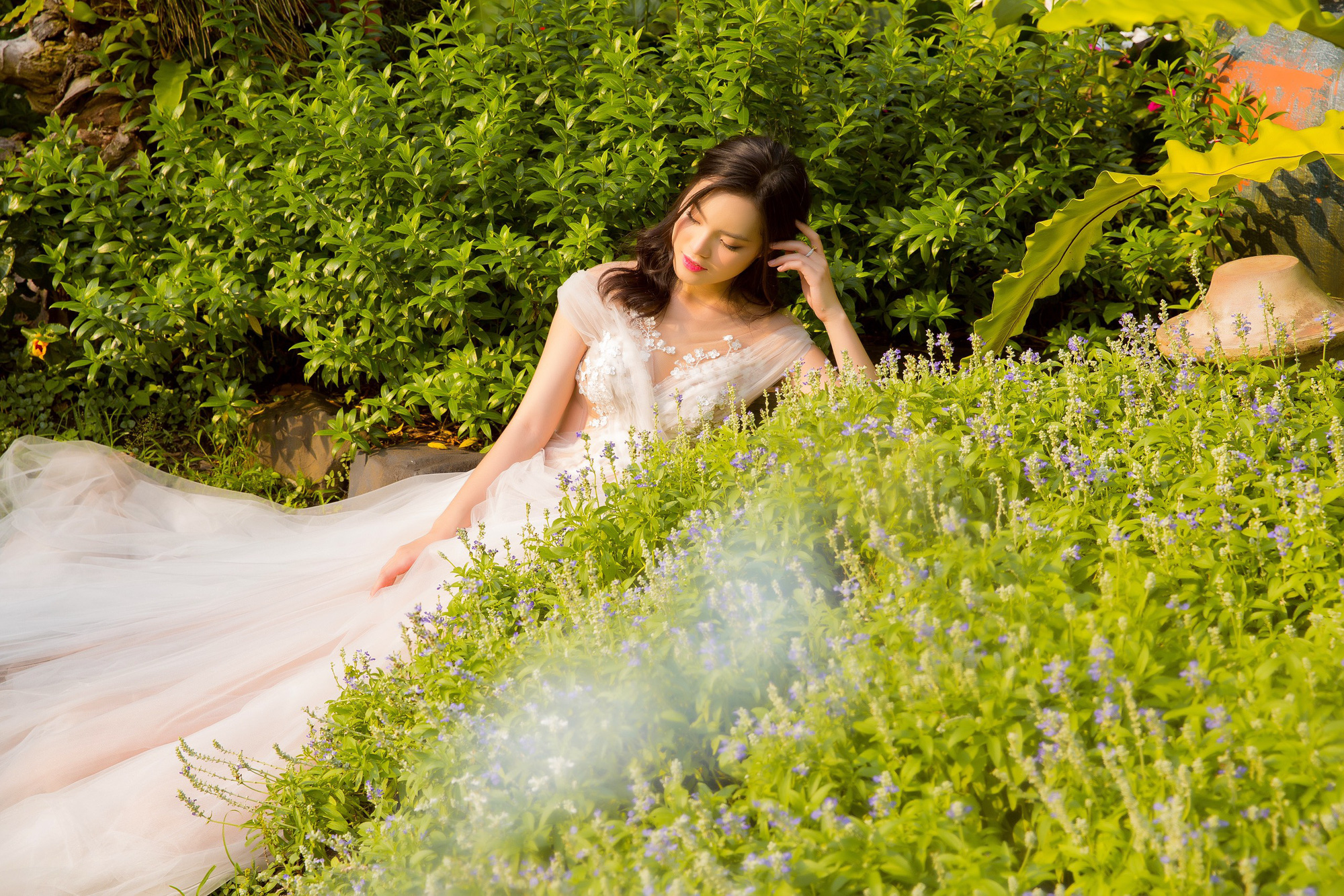 Ca sĩ Sunny Đan Ngọc khỏe vẻ đẹp mong manh tựa n&agrave;ng thơ. - Ảnh 1.