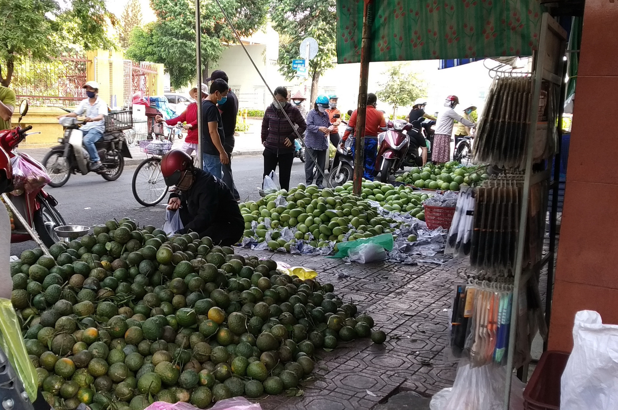 N&ocirc;ng sản xuất sang Trung Quốc lại &ugrave;n ứ - Ảnh 1.