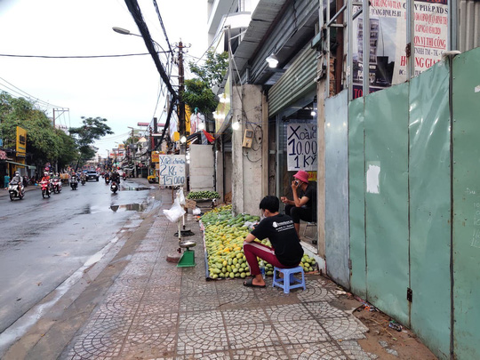 Xo&agrave;i v&agrave;o m&ugrave;a, tr&agrave;n xuống lề đường, gi&aacute; rẻ - Ảnh 2.