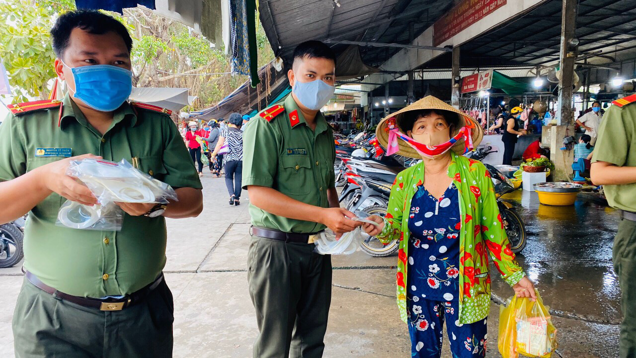 C&ocirc;ng an Cần Thơ ra chợ ph&aacute;t từng chiếc khẩu trang ph&ograve;ng, chống Covid-19 - Ảnh 2.