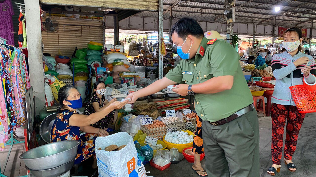 C&ocirc;ng an Cần Thơ ra chợ ph&aacute;t từng chiếc khẩu trang ph&ograve;ng, chống Covid-19 - Ảnh 4.