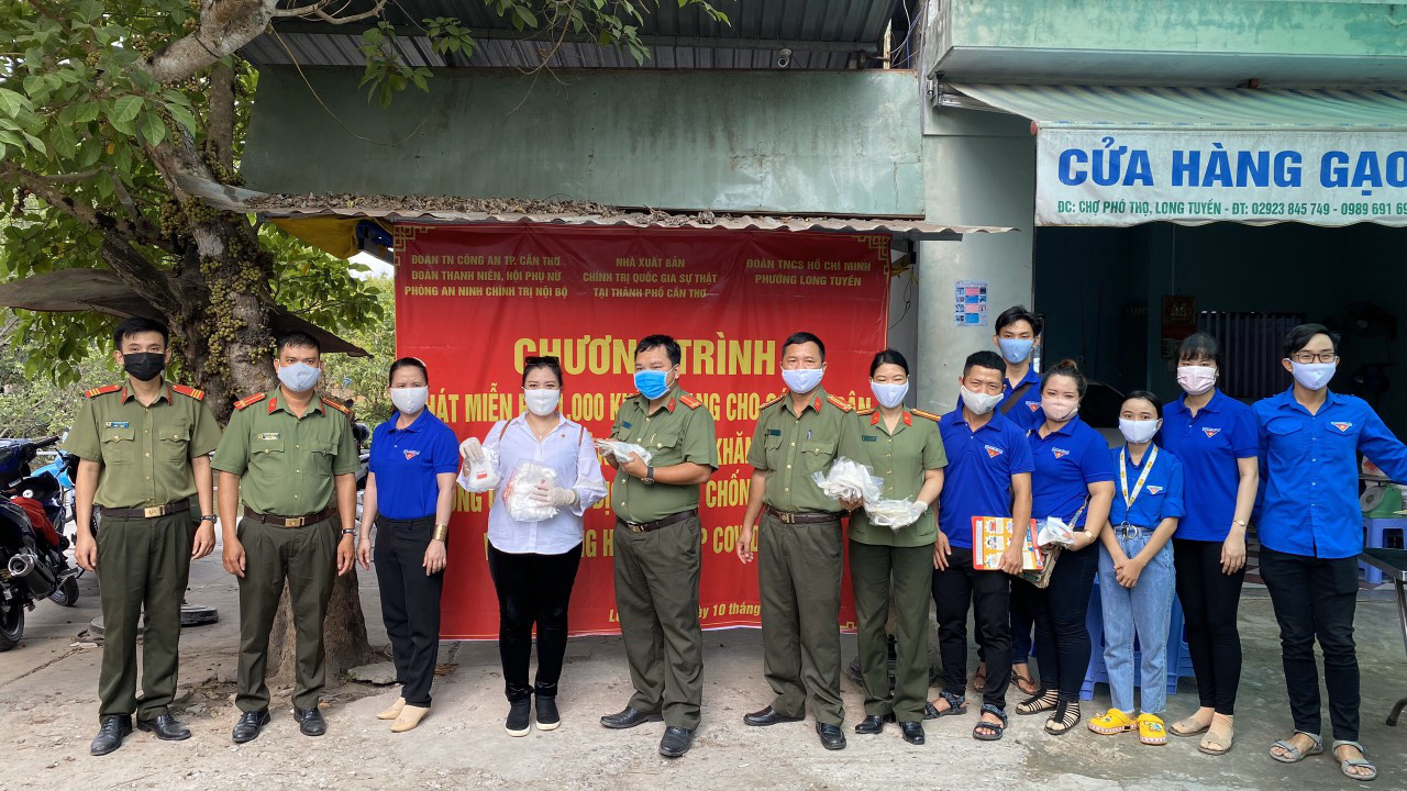 C&ocirc;ng an Cần Thơ ra chợ ph&aacute;t từng chiếc khẩu trang ph&ograve;ng, chống Covid-19 - Ảnh 1.