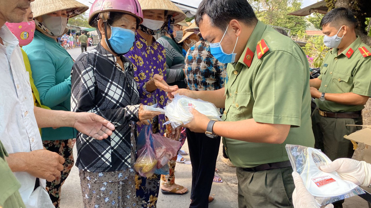 C&ocirc;ng an Cần Thơ ra chợ ph&aacute;t từng chiếc khẩu trang ph&ograve;ng, chống Covid-19 - Ảnh 3.