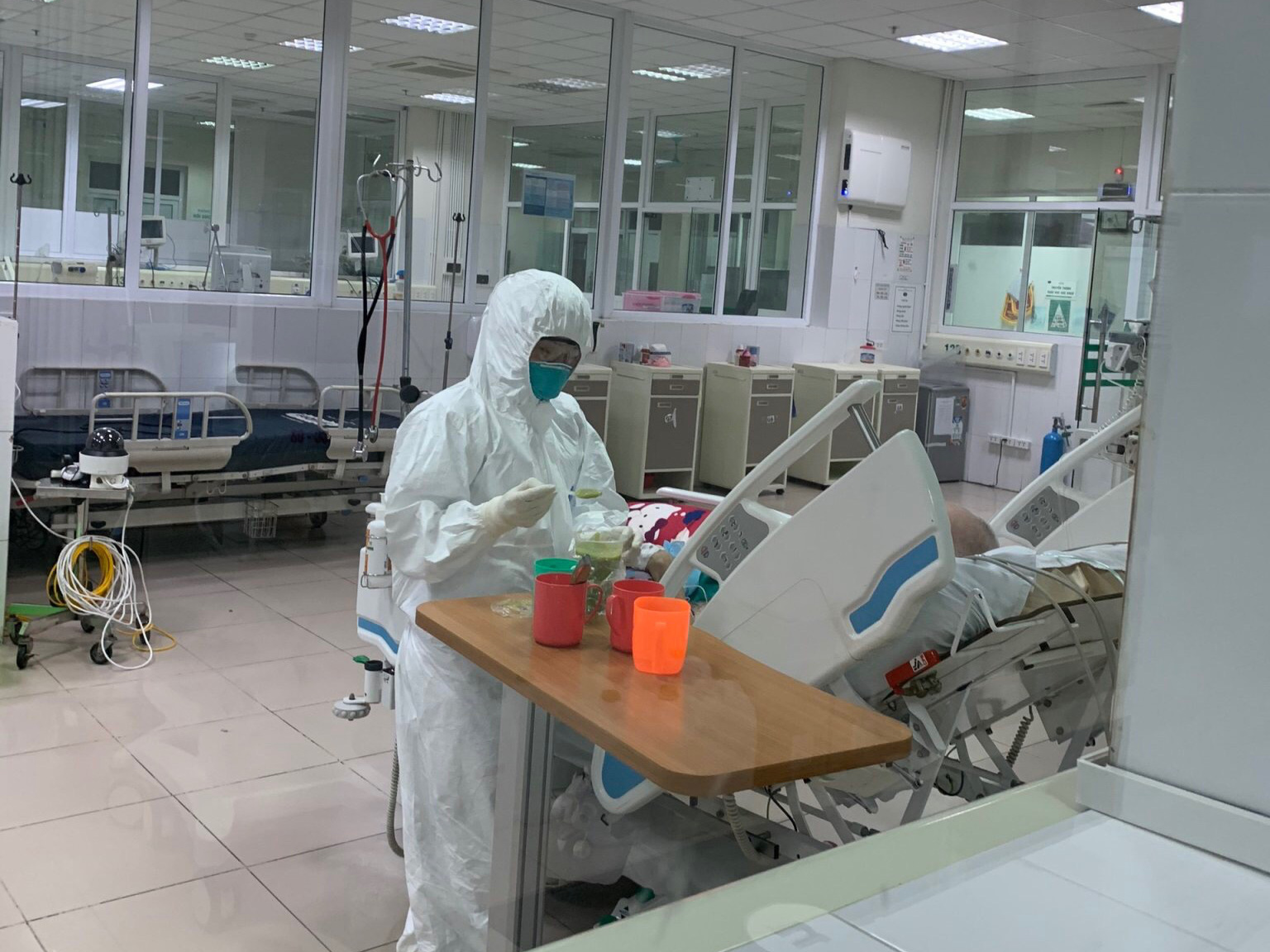 Bộ Y tế lý giải vì sao phi công người Anh trẻ tuổi nhưng bệnh diễn biến nặng?