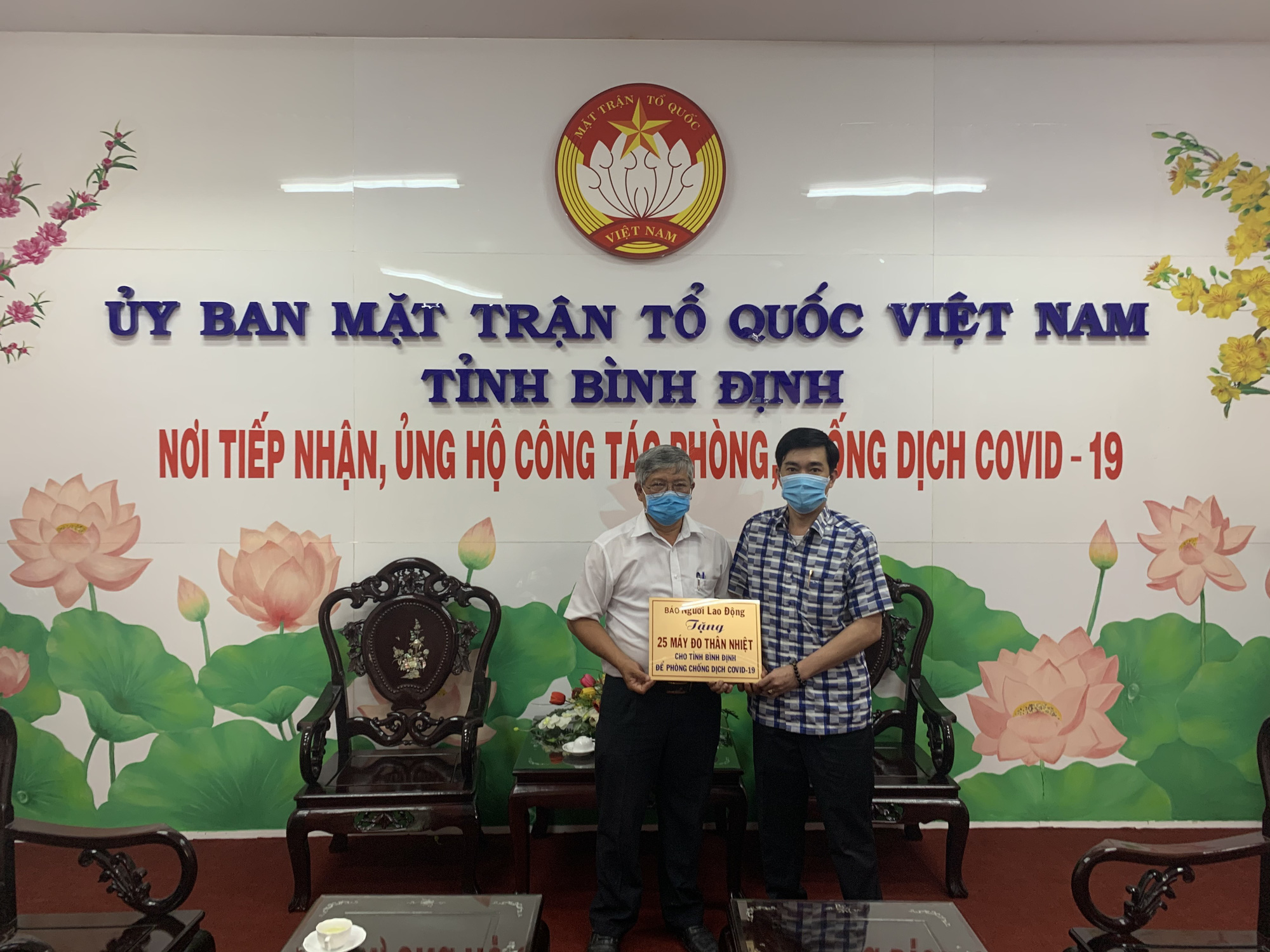 Báo Người Lao Động tặng 25 máy đo thân nhiệt cho tỉnh Bình Định