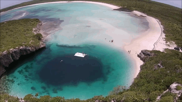 &ldquo;Mắt xanh&rdquo; b&iacute; ẩn s&acirc;u 202m ở v&ugrave;ng đảo Bahamas - Ảnh 1.