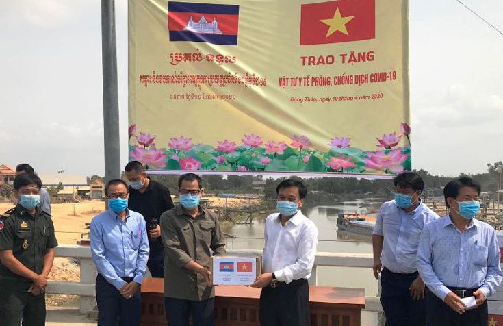 Tặng vật tư y tế cho Campuchia phòng, chống dịch Covid-19