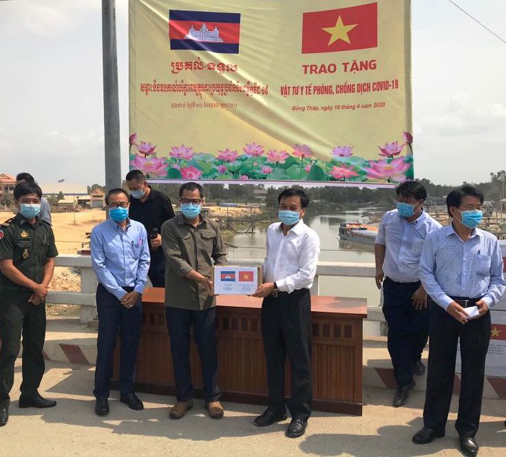 Tặng vật tư y tế cho Campuchia ph&ograve;ng, chống dịch Covid-19 - Ảnh 1.