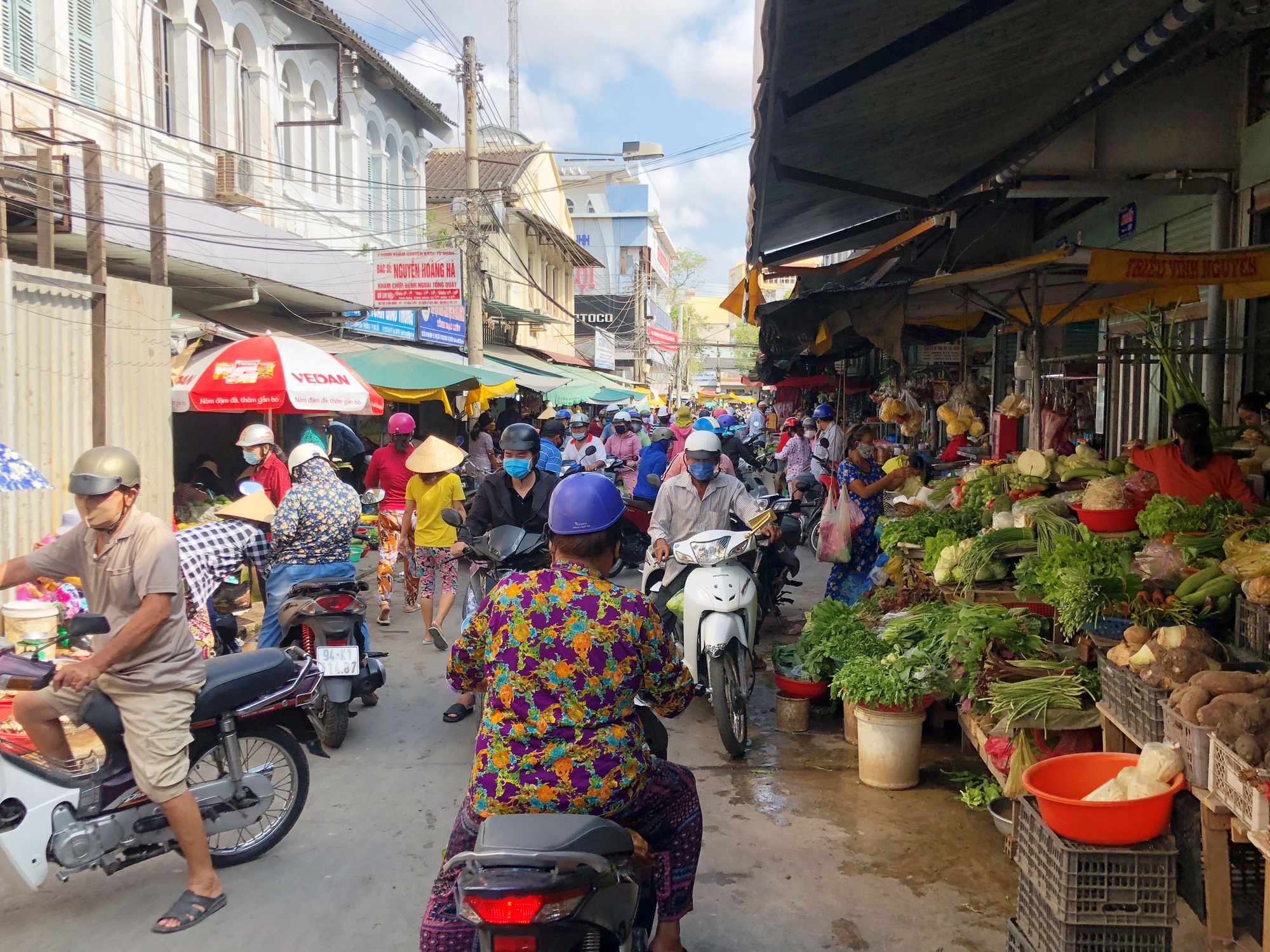 Chợ quê ở miền Tây vẫn nhộn nhịp như lúc chưa có dịch Covid-19