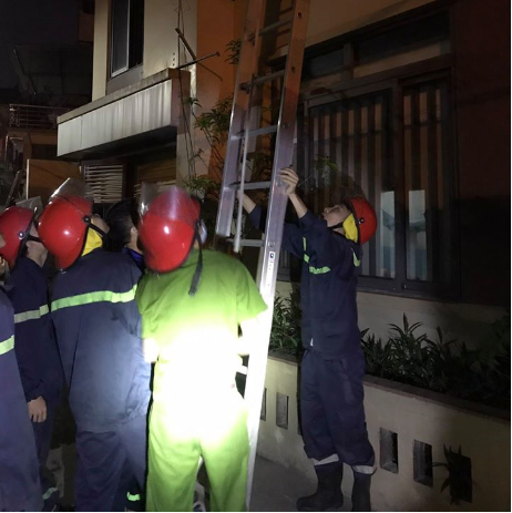 Phá cửa cuốn, giải cứu 4 nạn nhân mắc kẹt giữa đám cháy trong đêm - Ảnh 1.