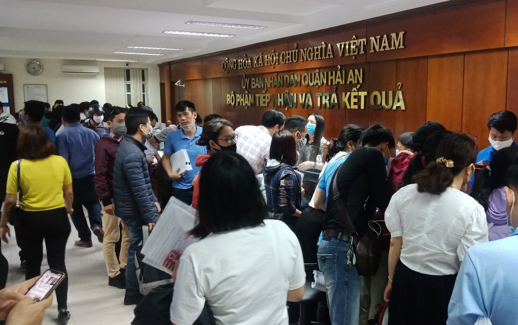 Hải Phòng: Các chủ phương tiện vận tải ùn ùn kéo đến xin giấy đi ngoại tỉnh - Ảnh 1.
