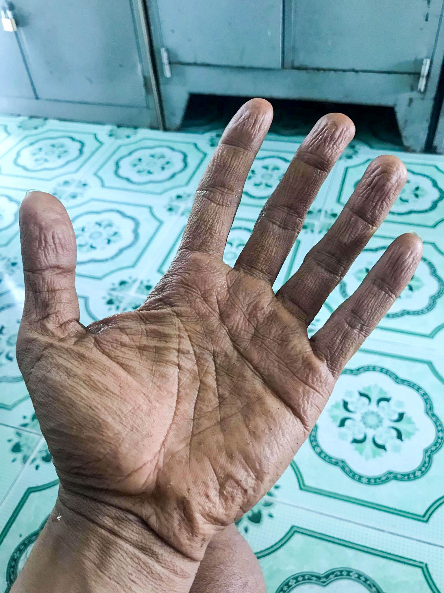 X&uacute;c động ch&ugrave;m ảnh Cảnh cảnh s&aacute;t chữa ch&aacute;y bị bỏng, ăn, ngủ tại hiện trường - Ảnh 8.