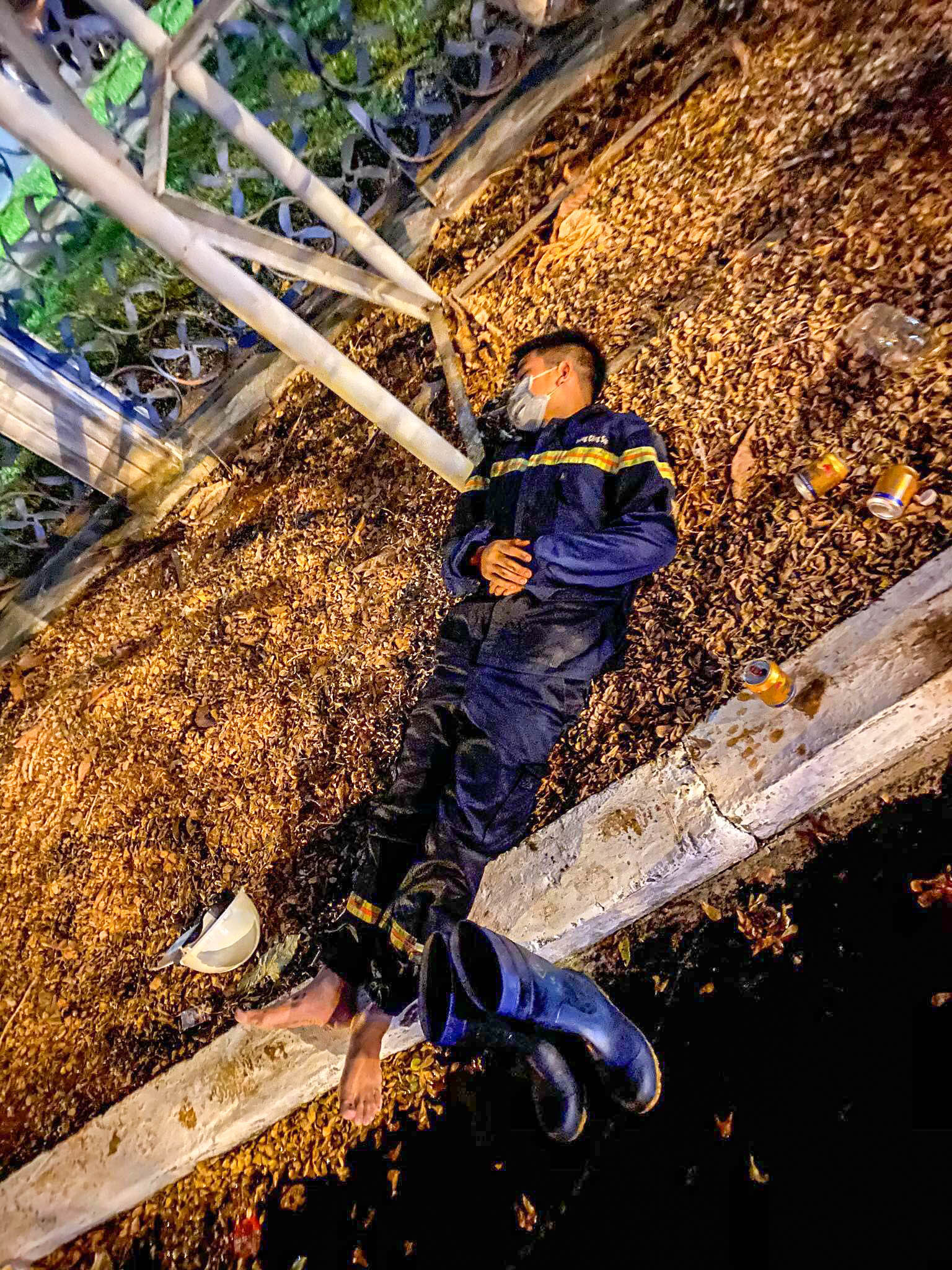 X&uacute;c động ch&ugrave;m ảnh Cảnh cảnh s&aacute;t chữa ch&aacute;y bị bỏng, ăn, ngủ tại hiện trường - Ảnh 3.