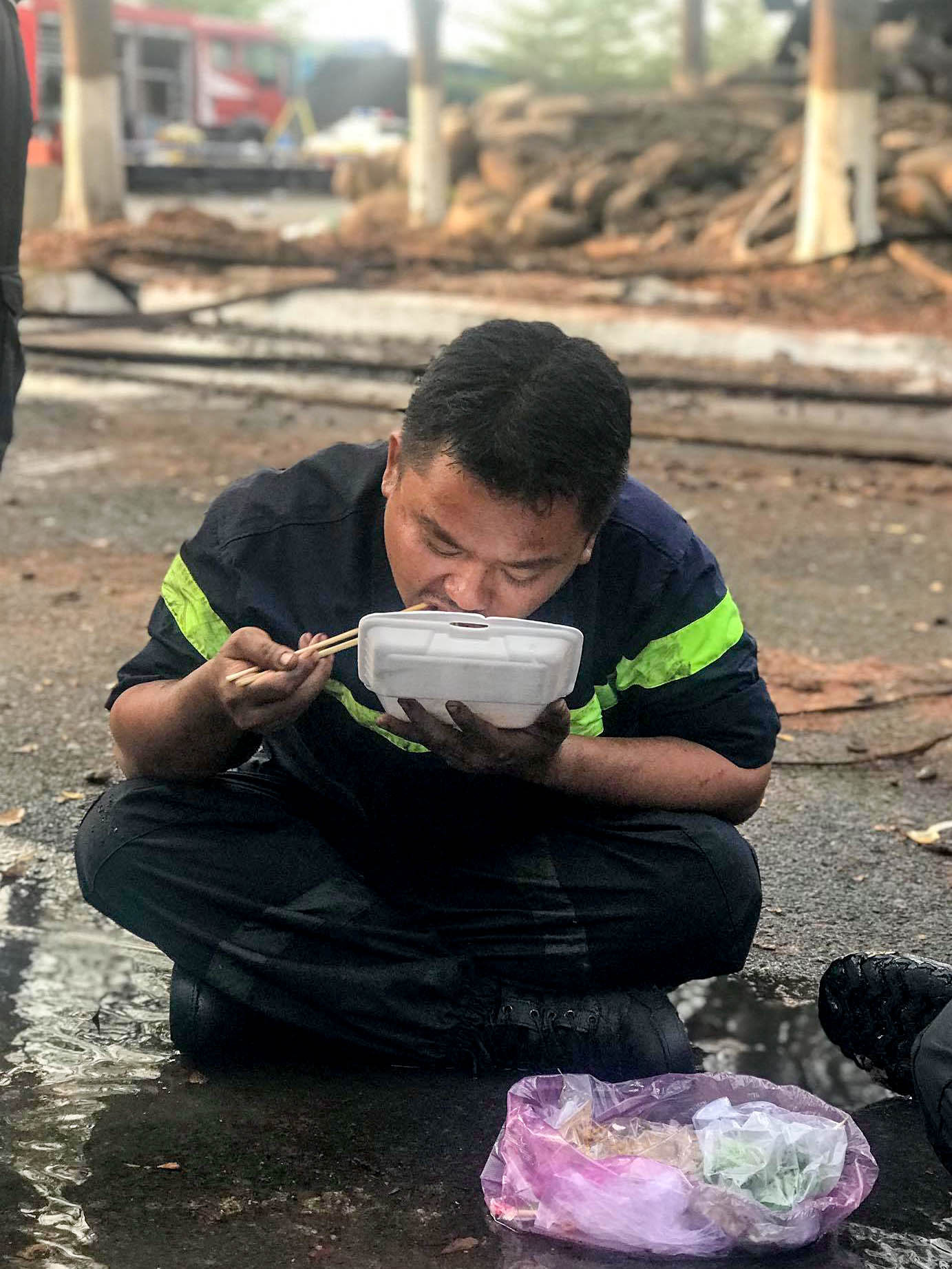 X&uacute;c động ch&ugrave;m ảnh Cảnh cảnh s&aacute;t chữa ch&aacute;y bị bỏng, ăn, ngủ tại hiện trường - Ảnh 6.