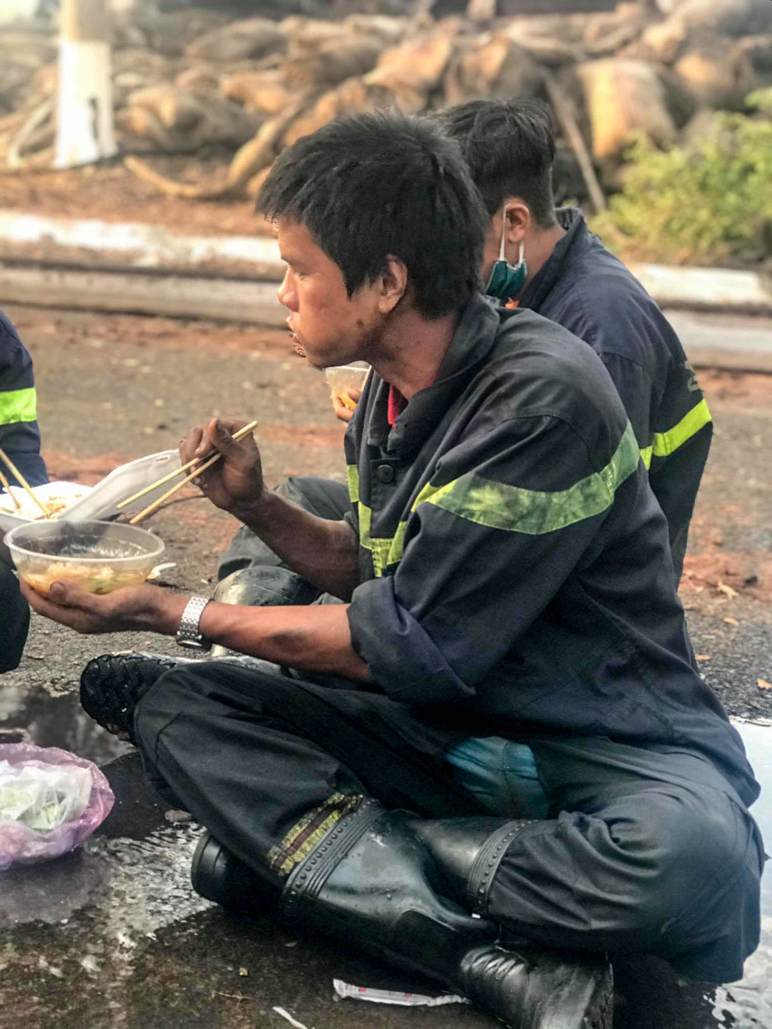 X&uacute;c động ch&ugrave;m ảnh Cảnh cảnh s&aacute;t chữa ch&aacute;y bị bỏng, ăn, ngủ tại hiện trường - Ảnh 5.